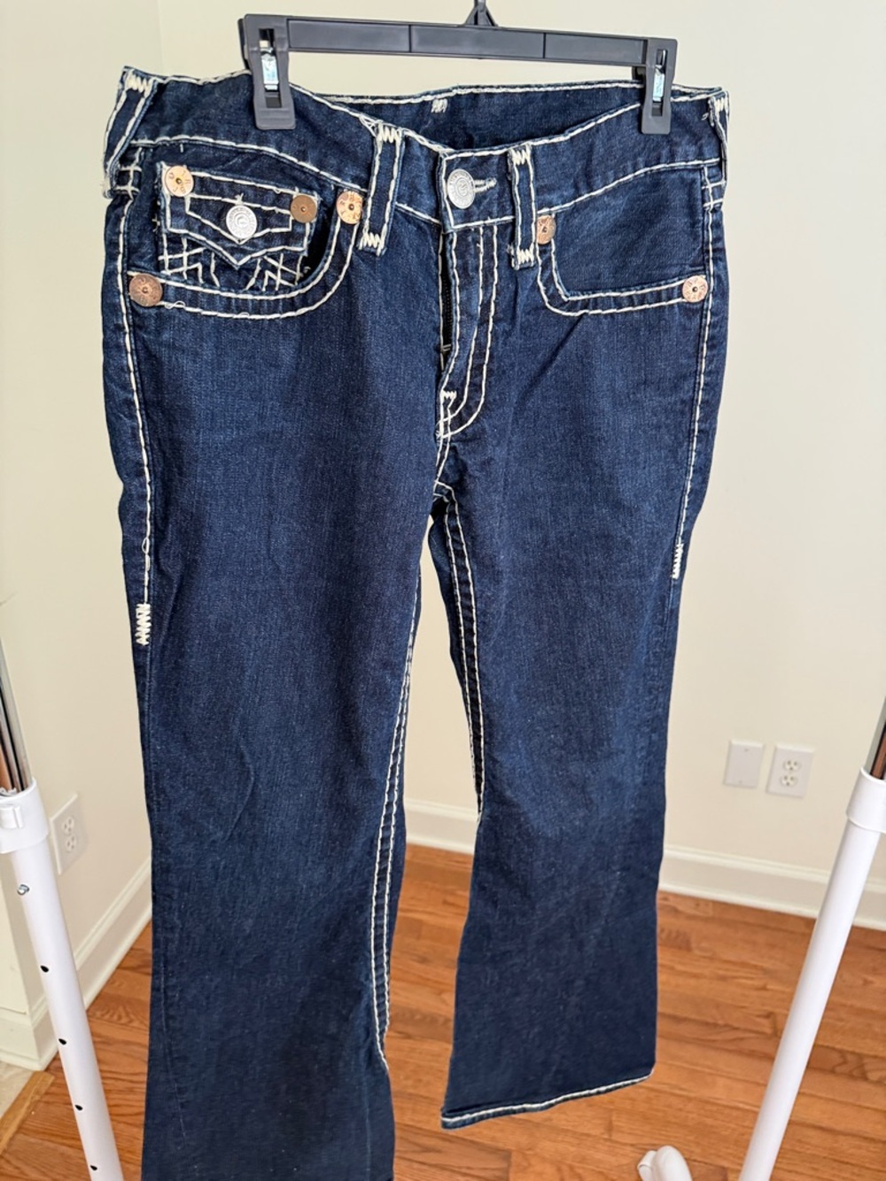 True Religion Indigo Denim Jeans with White Contrast Stitching size 32